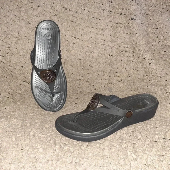 CROCS-Sanrah- Metallic Medallion Sandals-Black Thong  Wedge-Sz 6-Near  Mint - Picture 1 of 7